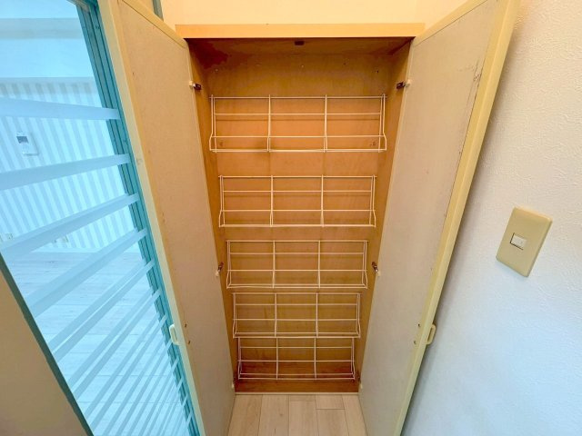 シオザキビルの玄関