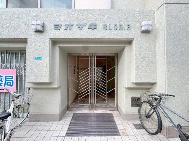 シオザキビルのエントランス