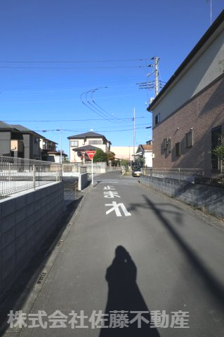鴻巣市宮前の売地の前面道路含む現地写真|2025年11月15日 14時頃撮影。物件の南東側道路を南西方向から北東に向かって撮影。物件は左側です。
