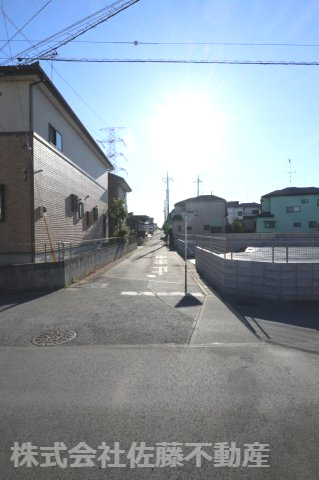 鴻巣市宮前の売地の前面道路含む現地写真|2025年11月15日 14時頃撮影。物件の南東側道路を北東方向から南西に向かって撮影。物件は右側です。