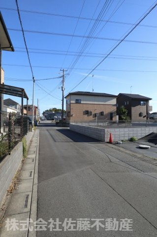 鴻巣市宮前の売地の前面道路含む現地写真|2025年11月15日 14時頃撮影。物件の北東側道路を北西方向から南東に向かって撮影。物件は右側です。