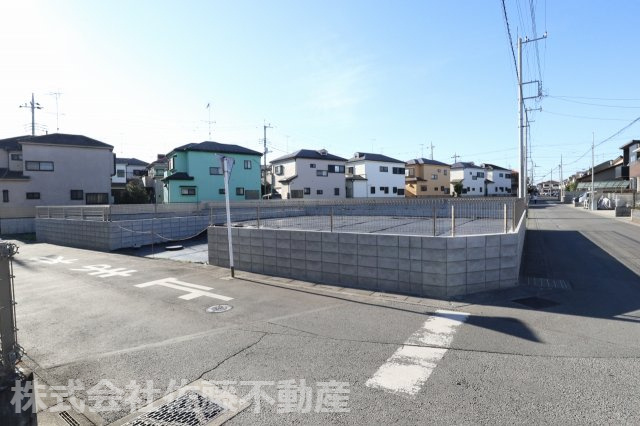 鴻巣市宮前の売地の外観|2025年11月15日 14時頃撮影。南東側道路と北東側道路の交差付近から撮影した外観です。