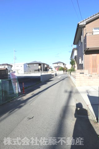 鴻巣市宮前の売地の前面道路含む現地写真|2025年11月15日 14時頃撮影。物件の南東側道路を南西方向から北東に向かって撮影。物件は左側です。
