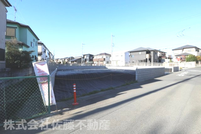 鴻巣市宮前の売地の外観|2025年11月15日 14時頃撮影。南東側道路の南西側付近から撮影の外観。