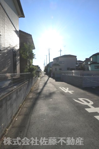 鴻巣市宮前の売地の前面道路含む現地写真|2025年11月15日 14時頃撮影。物件の南東側道路を北東方向から南西に向かって撮影。物件は右側です。