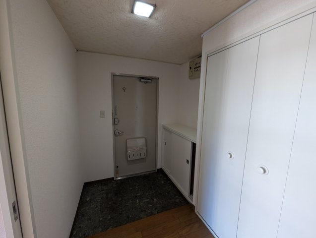 栄南団地４号棟の玄関