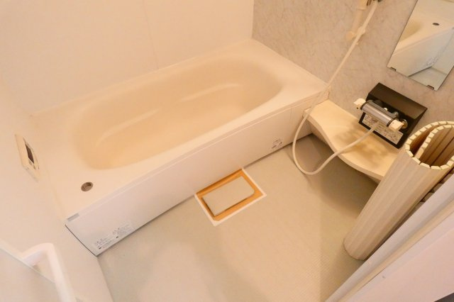 【浴室】 | 足を伸ばせる広々一坪バス
もちろん追い焚き、浴室乾燥機完備してます