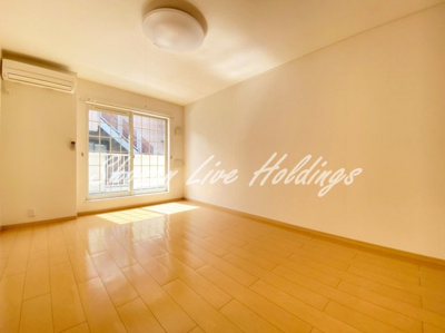 【居間・リビング】 | ズィーベン久里浜 | 広々9.6帖♪日当たり良好