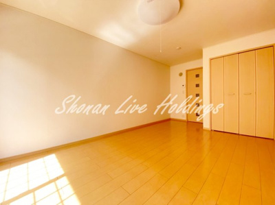 【寝室】 | ズィーベン久里浜 | 落ち着いた色合いのフローリングタイプ♪