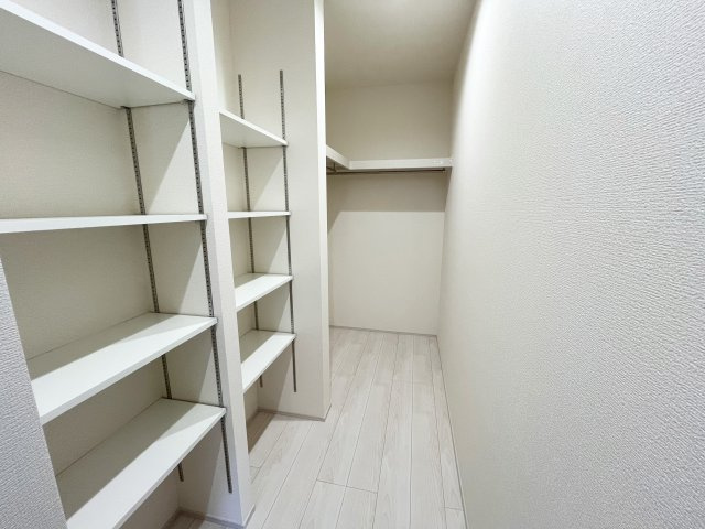 所沢市北野の収納|使いやすい動線で考えられたウォークインクローゼット！キッチン用品～生活用品、毎日使うお洋服も収納可能♪