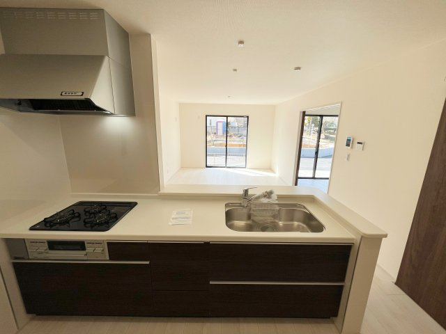 所沢市北野のキッチン|対面キッチンはリビングにいるご家族様ともコミュニケーションがとりやすく大変人気です♪