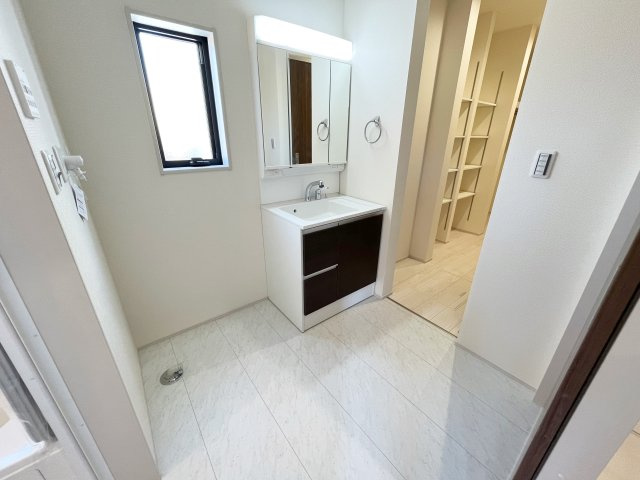 所沢市北野の洗面所|廊下→洗面→ウォークインクローゼットへの動線は生活に利便性をもたらします♪