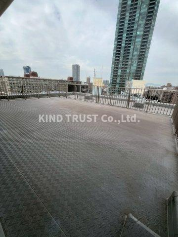 ロイヤルアーク花水都OSAKAのバルコニー|お洗濯にも便利なバルコニー付き