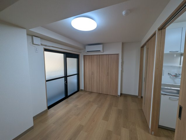 中央日進ビルの居間・リビング