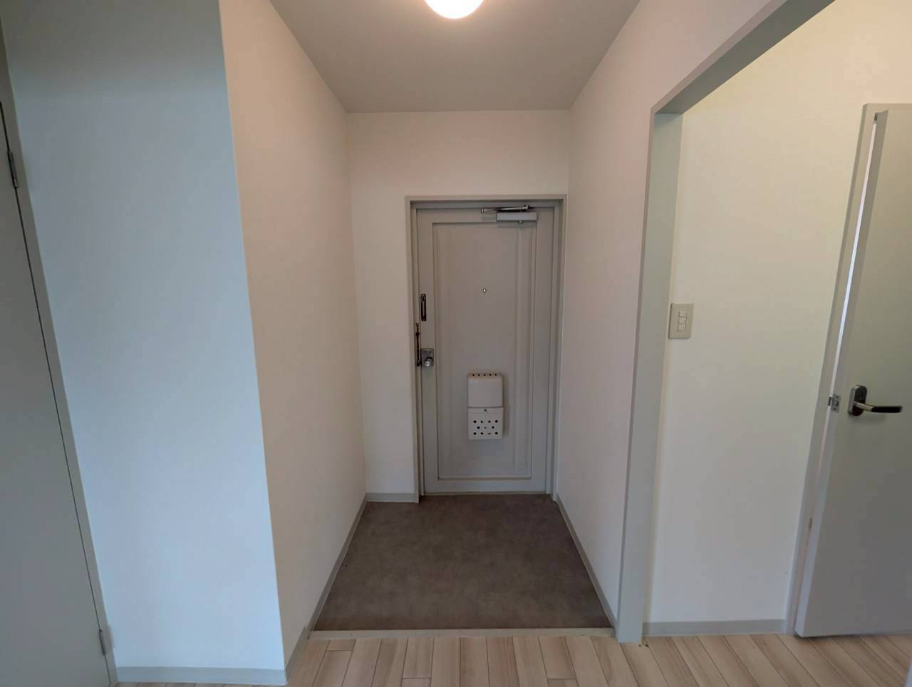 日光マンションの玄関