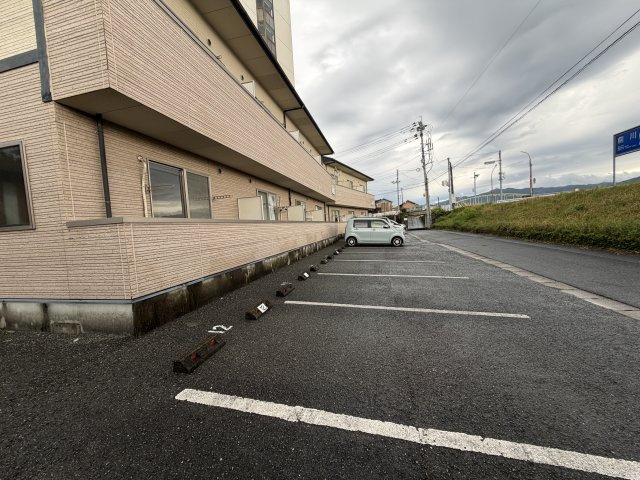 八代市本町３丁目のハイツの駐車場