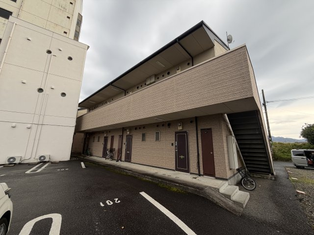 八代市本町３丁目のハイツのエントランス