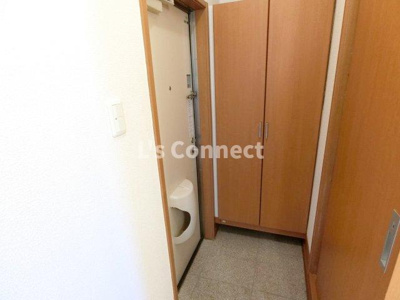 【玄関】 | プランドール白鳥 | 背の高い下駄箱で靴も収納できます。