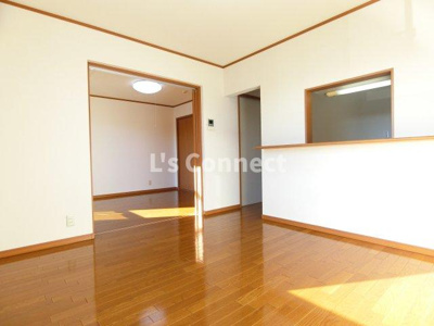 【居間・リビング】 | プランドール白鳥 | １１．４帖のＬＤＫ。角部屋で２面に窓があります。