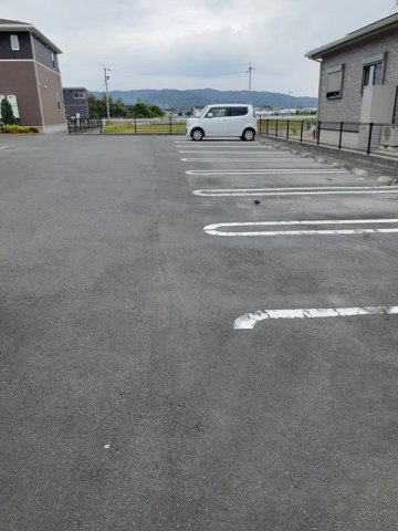 メゾン・ド・プルミエＡの駐車場|カースペースがあります