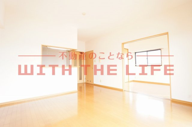 グリーンヒル櫛原【キャッシュバック対象物件】の居間・リビング|こちらの居間で趣味の時間をお楽しみください