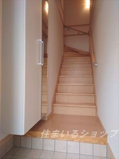 広島市安佐北区口田南４丁目のアパートの玄関|ミラー付き大型シューズボックス