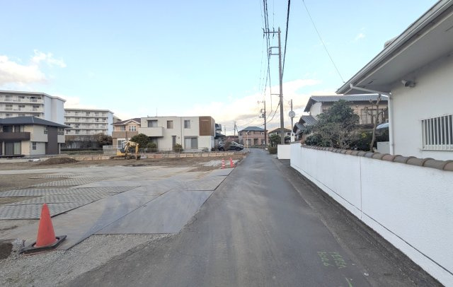 売土地　裾野市佐野５区画分譲地の前面道路含む現地写真
