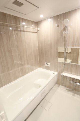 【浴室】 | コアマンション桜坂プレジオ弐番館 | 雨の日でも洗濯に困らない浴室乾燥機、いつでも暖かいお風呂に入れる追い焚き機能付きのバスルームです