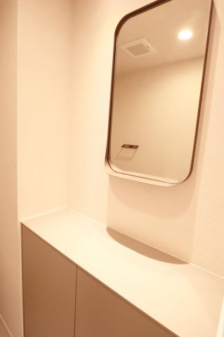 【その他】 | コアマンション桜坂プレジオ弐番館 | ストック等を収納できる棚の上部には何かと便利な鏡付き