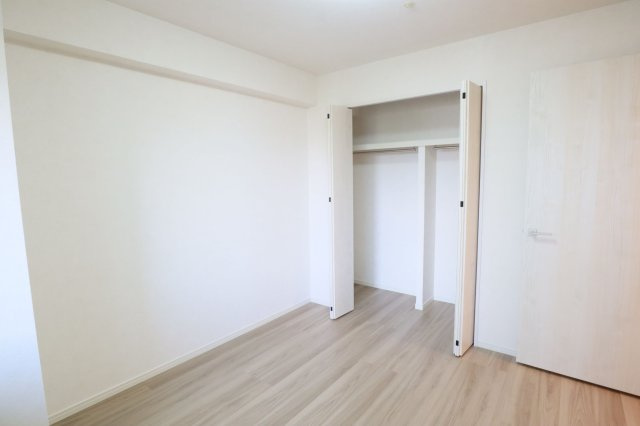 【洋室】 | コアマンション桜坂プレジオ弐番館 | 収納スペースも設けられているため、居住スペースは広くお使いいただけます