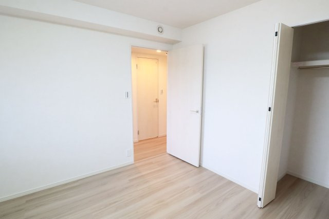 【洋室】 | コアマンション桜坂プレジオ弐番館 | 8.5帖の広々とした洋室も収納スペースがたっぷり！どんなお洒落さんでも安心の大容量収納が自慢です