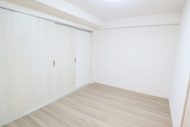 【洋室】 | コアマンション桜坂プレジオ弐番館 | 5.9帖の洋室。LDKとは引き戸でフラットにつながっています