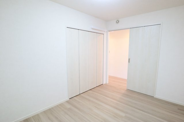 【洋室】 | コアマンション桜坂プレジオ弐番館 | 玄関ホール側にも入り口があり機能的です