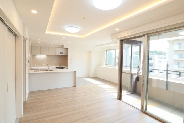 【居間・リビング】 | コアマンション桜坂プレジオ弐番館 | 広さ約17帖のLDKに家族が集える3LDK。どの居室もゆったりとしており、収納も充実しています