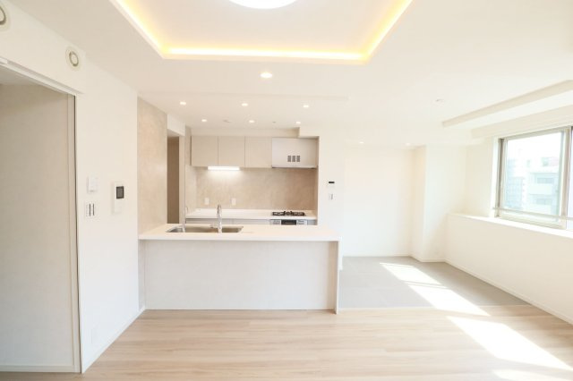 【居間・リビング】 | コアマンション桜坂プレジオ弐番館 | 広々としたLDKは家族皆の快適空間です。お食事したりお喋りしたり、家族の絆を育むセントラルスペース