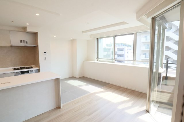 【居間・リビング】 | コアマンション桜坂プレジオ弐番館 | 大きな窓のあるLDKは明るさたっぷり。食事のときも、くつろぎの時間も楽しい家族の時間をすごせそうです