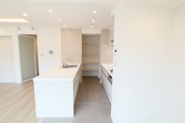 【キッチン】 | コアマンション桜坂プレジオ弐番館 | セパレートタイプのキッチンは振り返るだけで次の工程に移れるので効率的にお料理が進められます