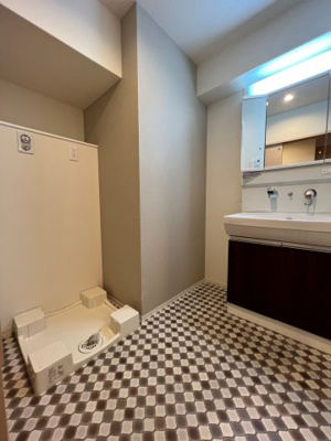 【ロビー】 | ドミツィール福 | 三面鏡に照明も付いた便利なデザイン性のある洗面化粧台♪