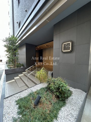 【エントランス】 | ドミツィール福 | 植栽がおしゃれなエントランス♪