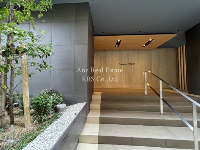 【エントランス】 | ドミツィール福 | エントランスにある銘板はオシャレですね♪