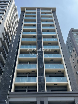 【外観】 | ドミツィール福 | バルコニーのすりガラスがスタイリッシュな外観のマンション☆