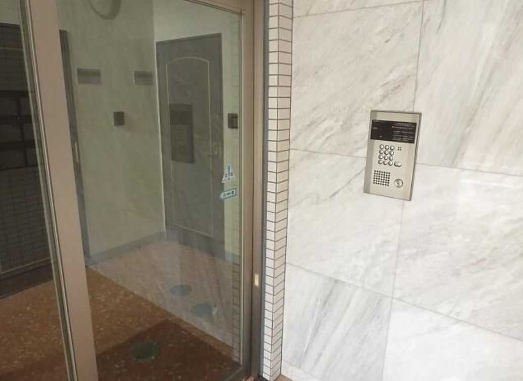 カーサフレスカ　駅近　床下収納　オートロックのエントランス