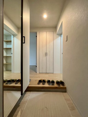 東急ドエル平岸台ビレジ2号棟の玄関|お出かけ前の身だしなみチェックができる嬉しい全身鏡付き！