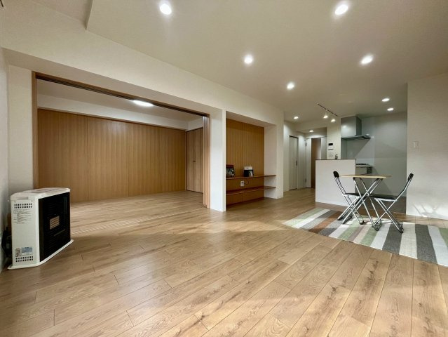 東急ドエル平岸台ビレジ2号棟の居間・リビング|エアコン付きで季節を問わず快適にお過ごし頂けます！