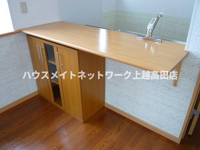 オレンジヒルズＪ２のキッチン|対面キッチン（同室タイプ２０５号室の画像を掲載）