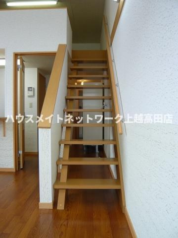 オレンジヒルズＪ２の設備|ロフトへの階段（同室タイプ２０５号室の画像を掲載）