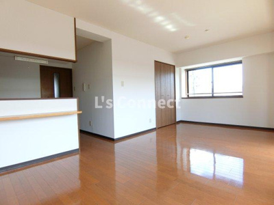 【居間・リビング】 | リヴィエル八乙女 | １４．９帖のＬＤＫ。角部屋で２面に窓があります。