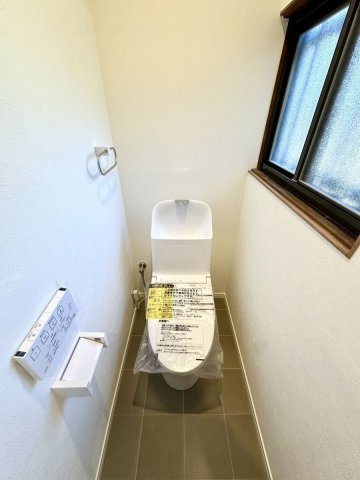 【トイレ】 | 福岡市早良区早良６丁目　戸建て | いつも綺麗に清潔に！ウォッシュレット付きトイレです。窓も付いてるので空気の入れ替えも楽にできます