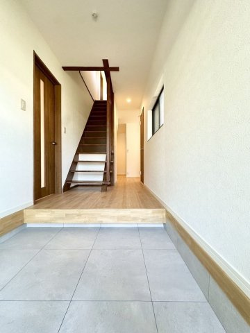 【玄関】 | 福岡市早良区早良６丁目　戸建て | 広い玄関スペースはご家族が多いご家庭にもおすすめです