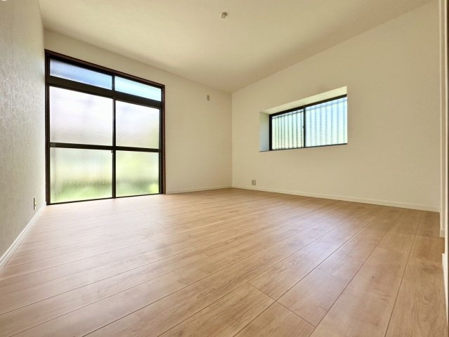 【洋室】 | 福岡市早良区早良６丁目　戸建て | 1階の洋室。2面窓から室内に多く光を取り入れております